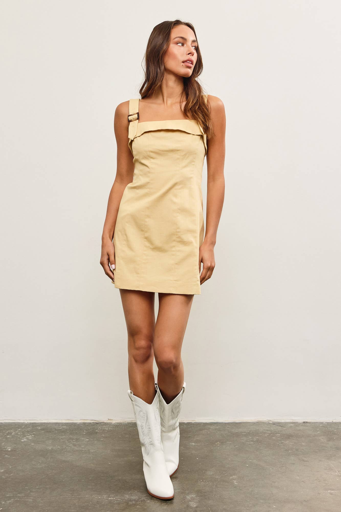 Stretched Linen Dress with Buckle Straps